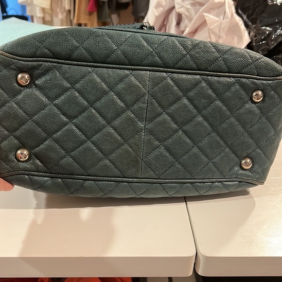 Large Chanel handbag, pet & smoke free home. Wore it a handful of times. - Picture 7 of 12